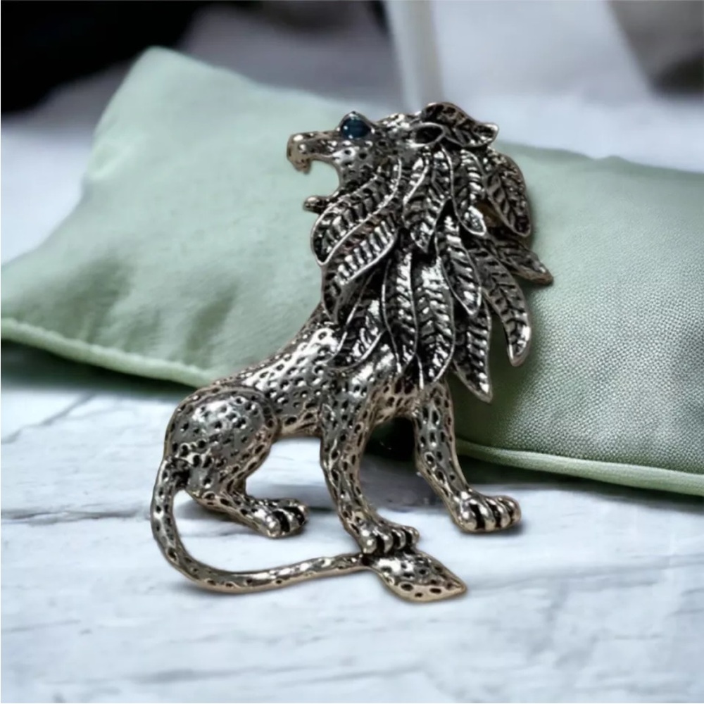 Pretty Silver Tone Metal Sitting Lion Lioness Blue Rhinestone Eye Brooch Pin